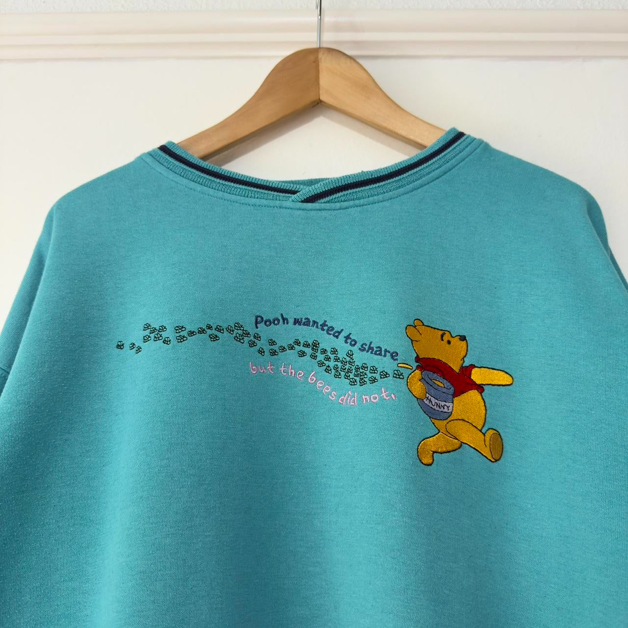 Vintage Winnie the Pooh Bees Embroidered Sweatshirt (L)