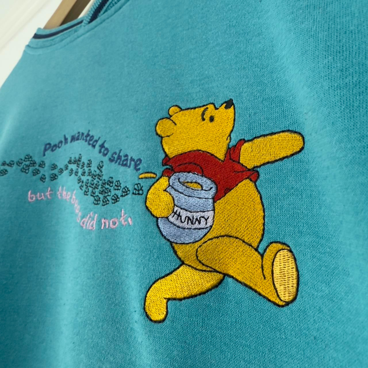 Vintage Winnie the Pooh Bees Embroidered Sweatshirt (L)