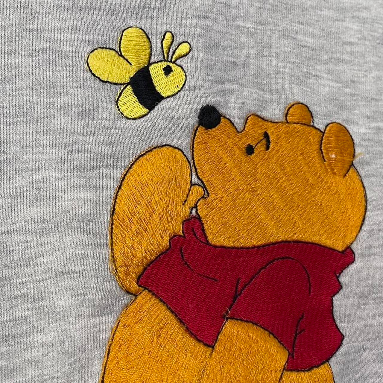 Vintage Winnie The Pooh Bee Embroidered 90s Sweatshirt (L)