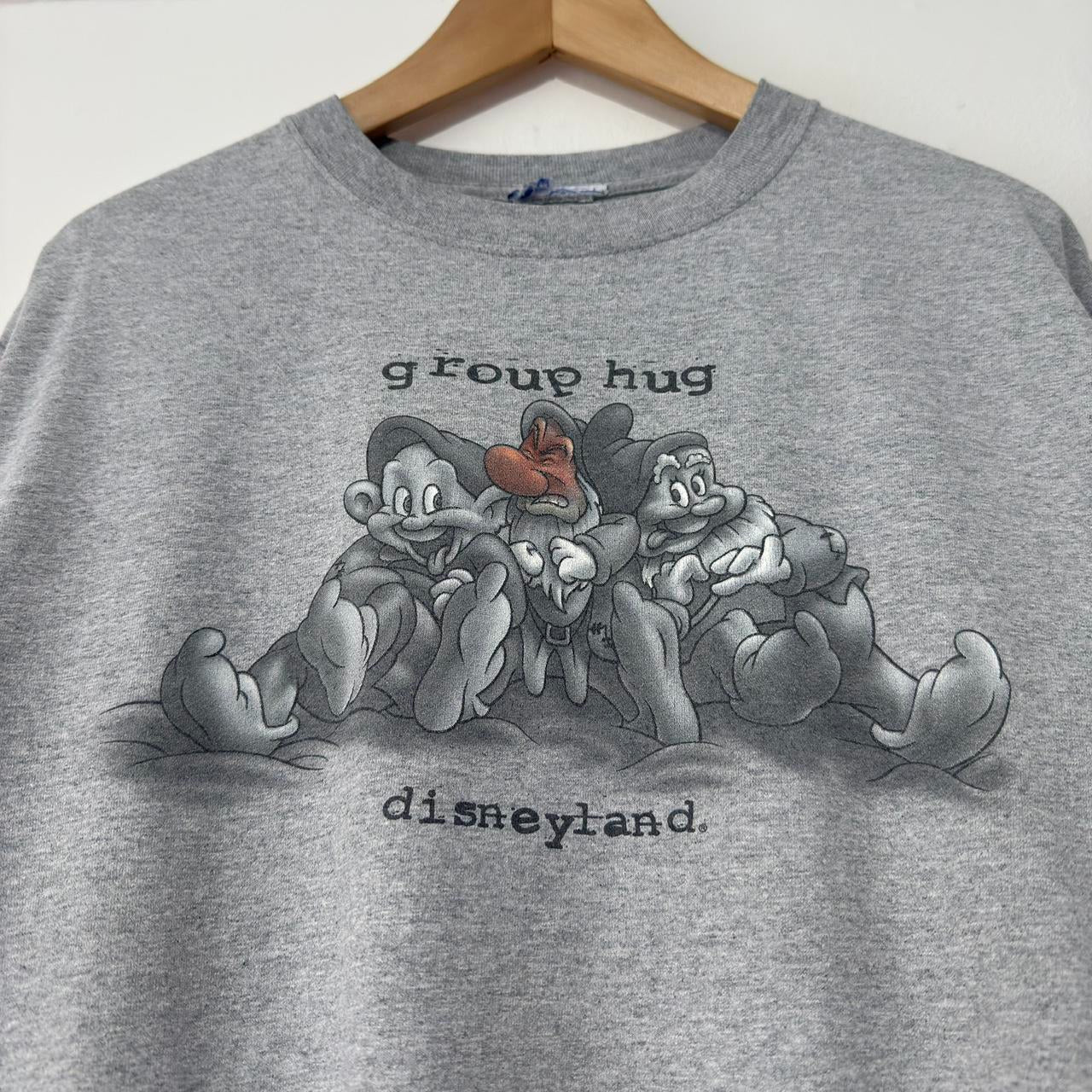 Vintage Disneyland Group Hug Seven Dwarfs 00s T Shirt (M)