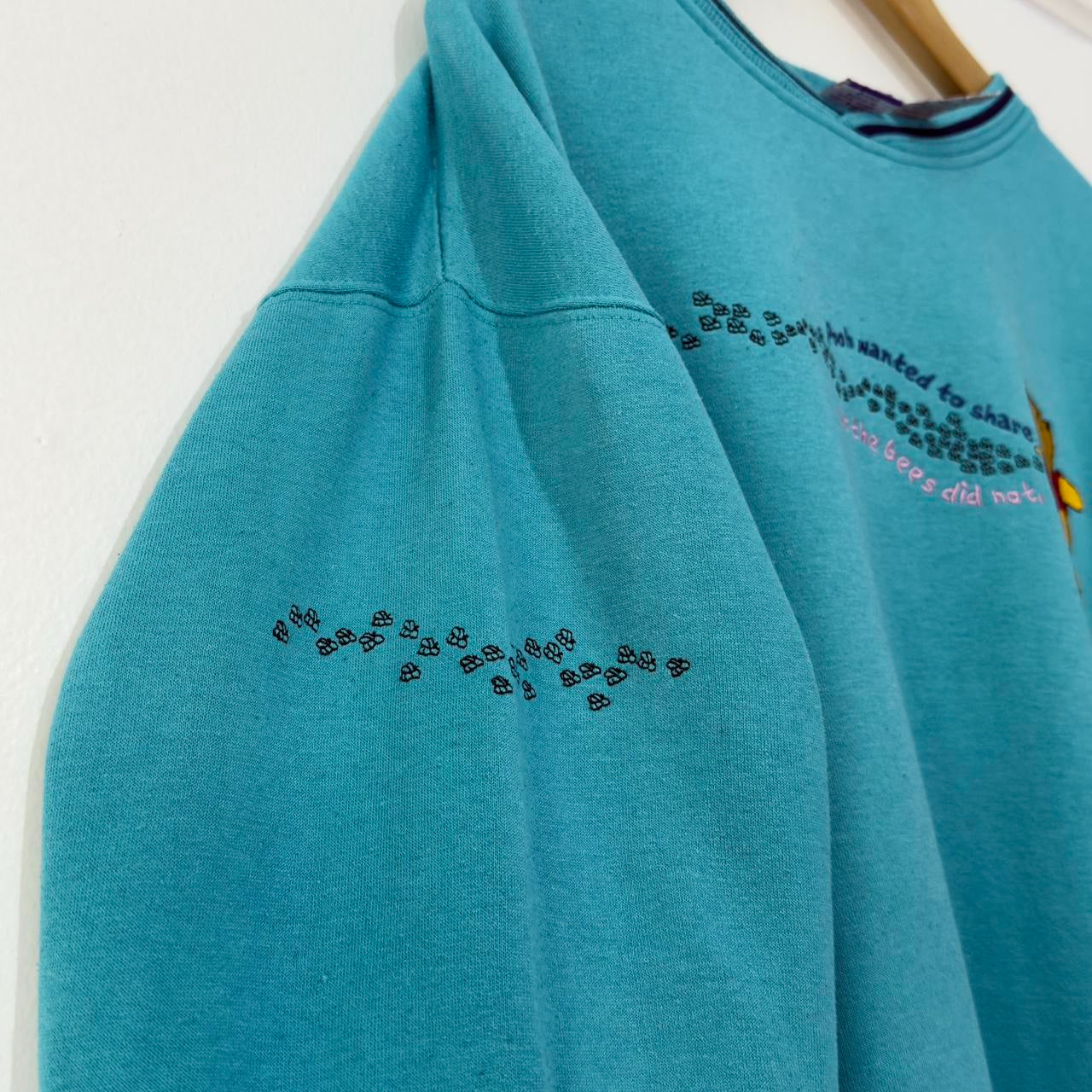Vintage Winnie the Pooh Bees Embroidered Sweatshirt (L)