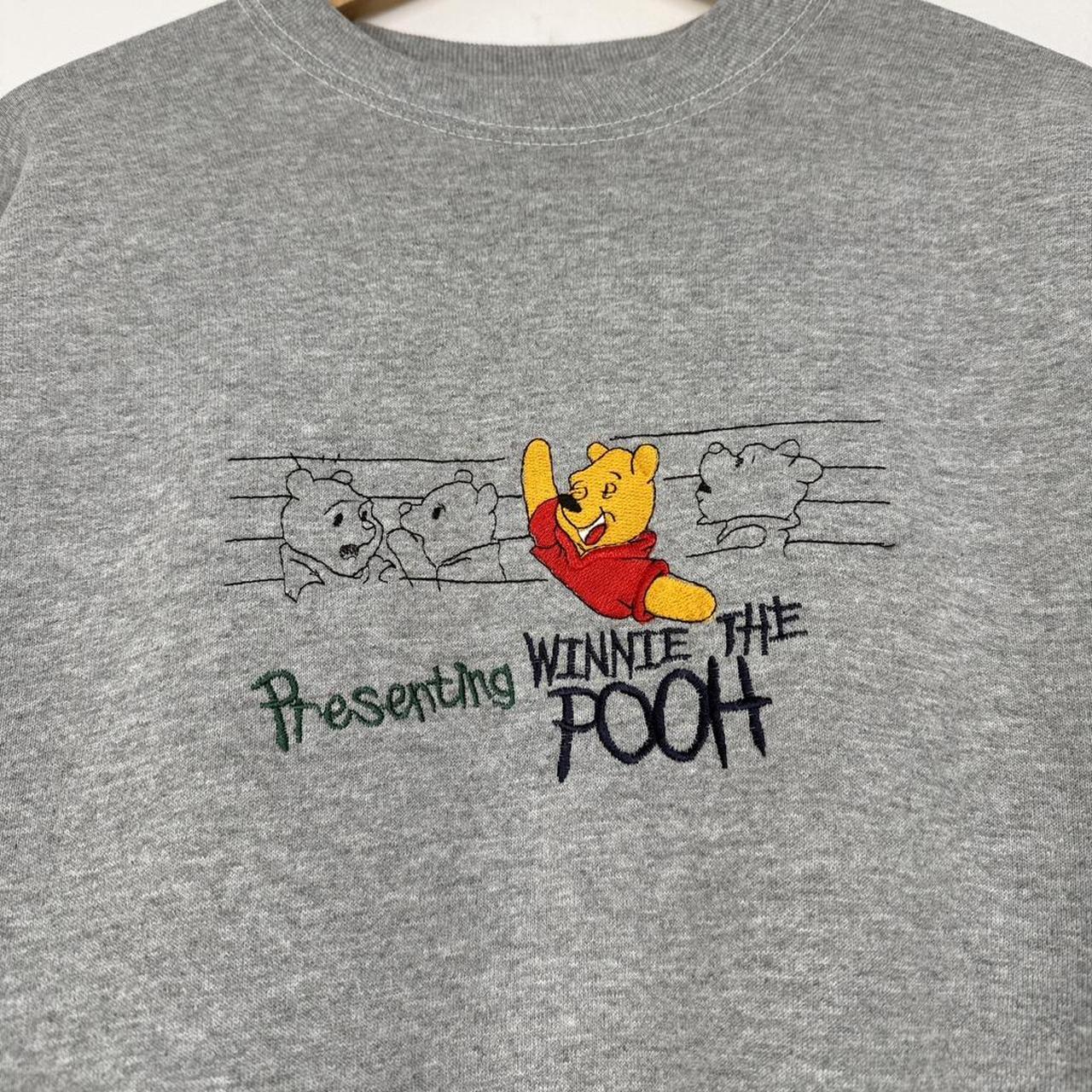 Vintage Presenting Winnie the Pooh Embroidered 90s Sweatshirt (M)