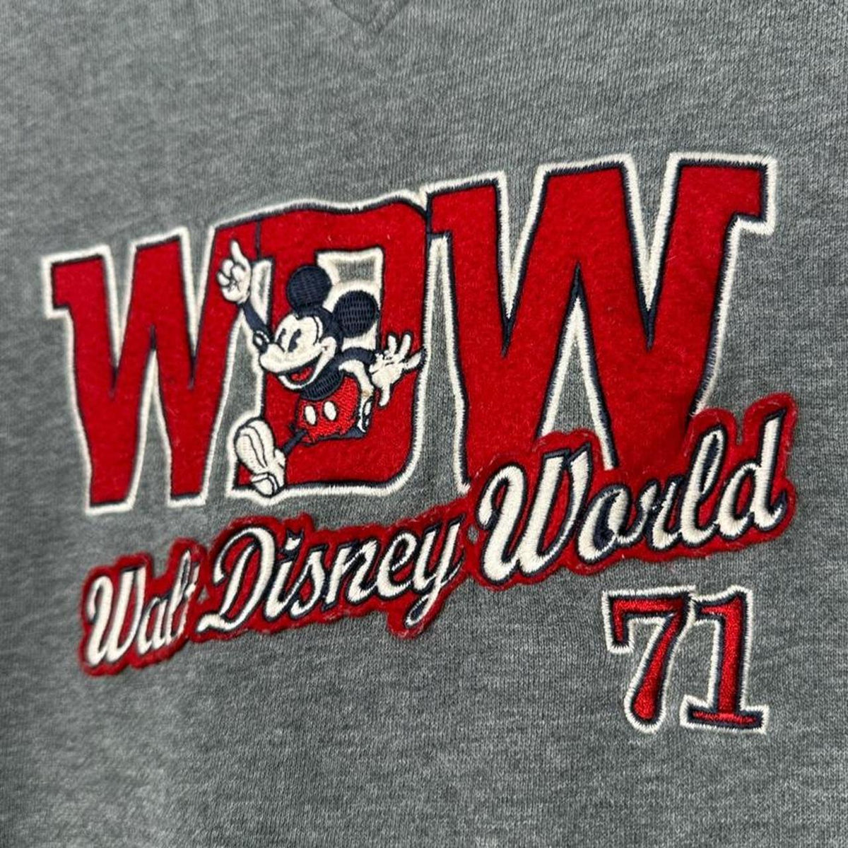 Vintage 00s Walt Disney World Embroidered Grey Sweatshirt (M)