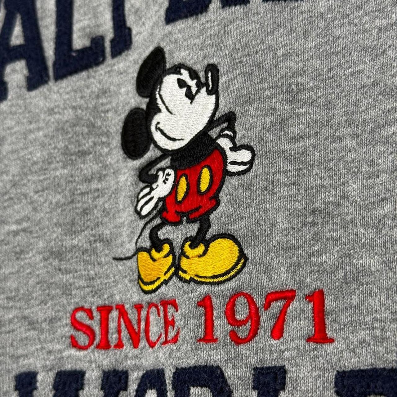 Vintage 00s Walt Disney World Spell Out Embroidered Grey Sweatshirt (M)